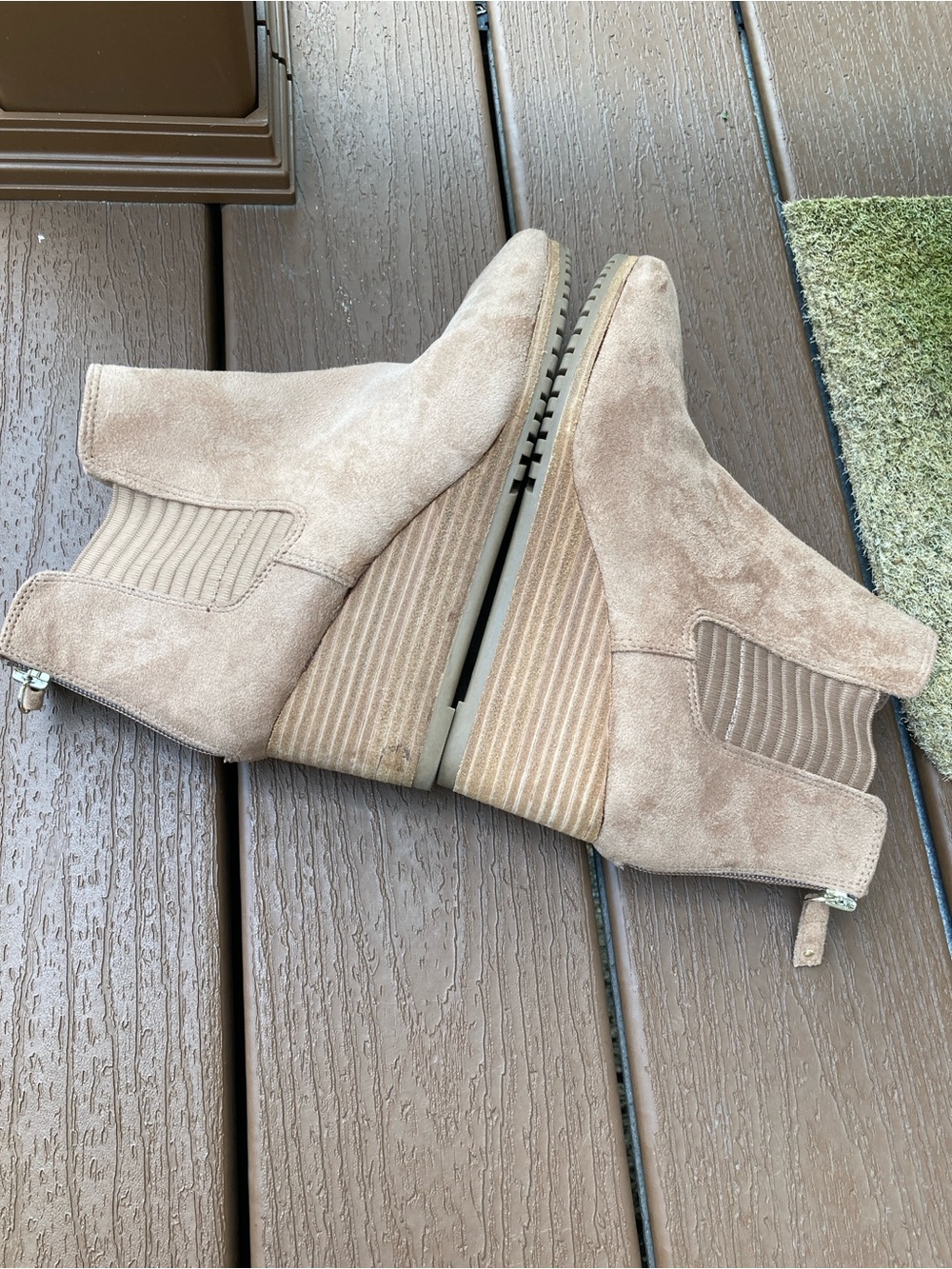 Dr. Scholls Size 8M Critic tan faux suede wedge ankle booties - Picture 7 of 12